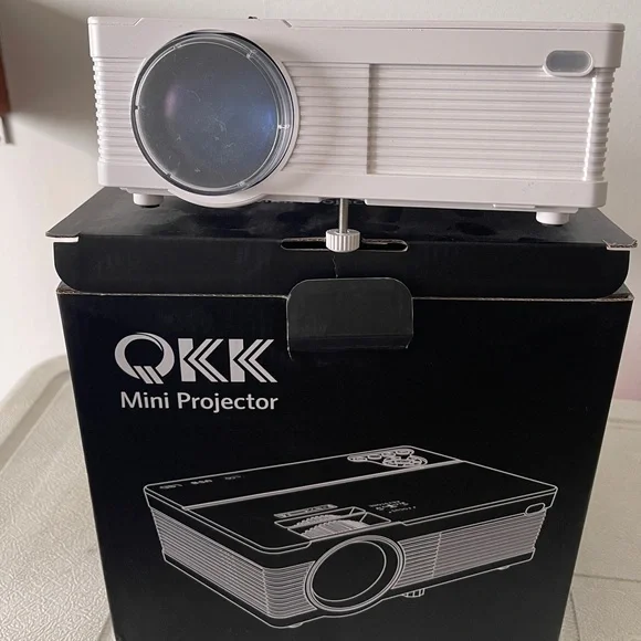 QKK Mini QK02 Projector - Picture 2 of 4